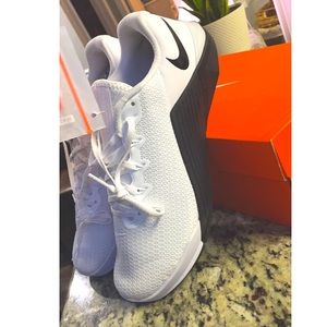 Men’s Nike Metcon 5 Tennis Shoe. White and Black. Brand new, never worn.